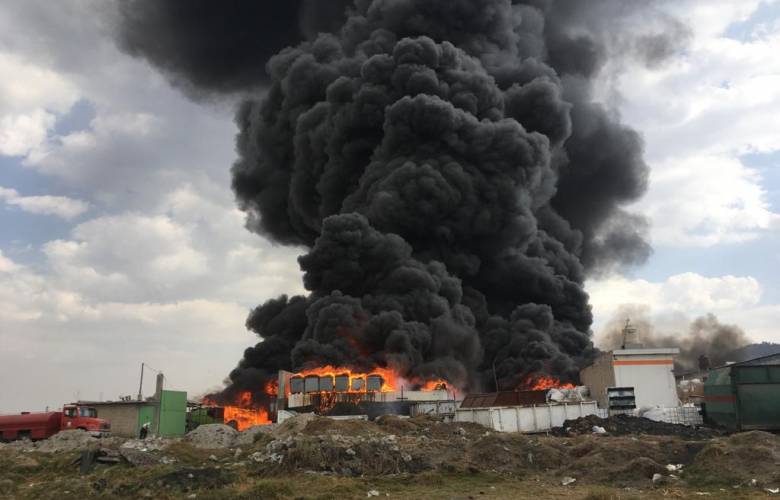 Se incendia recicladora de plásticos en Toluca