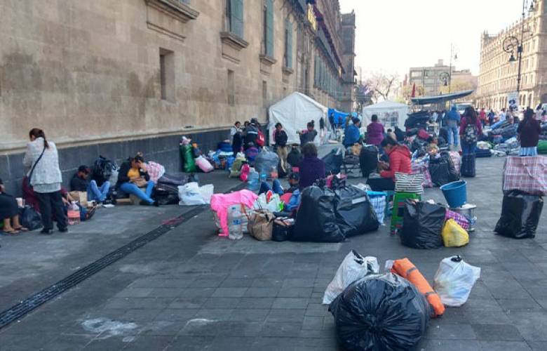 Guerrerenses levantan plantón frente a Palacio Nacional