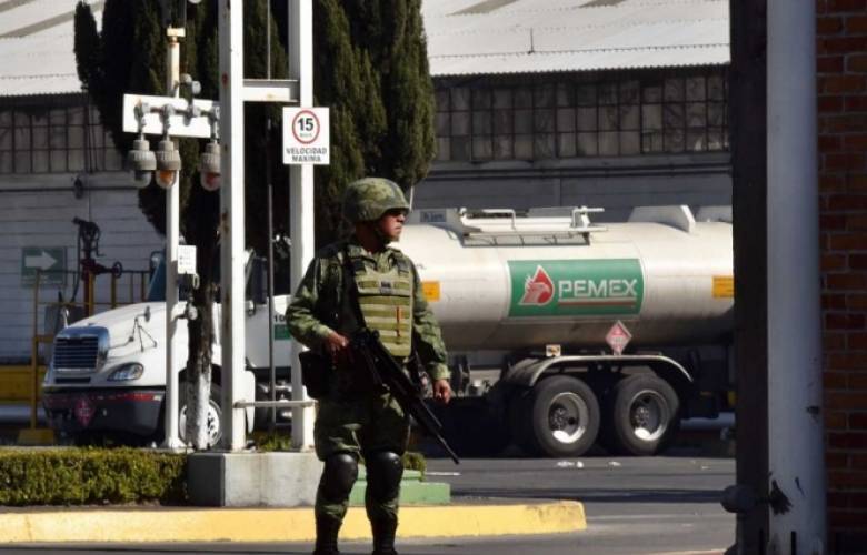 Alista López Obrador bases de vigilancia en ductos de combustible