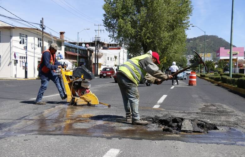 Continúa el bacheo en Toluca