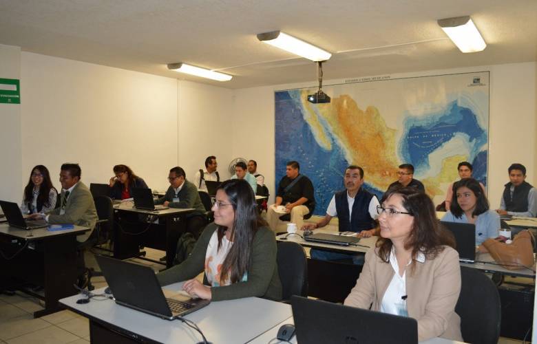 Capacitan a personal de SEDUYM en uso de herramientas cartográficas