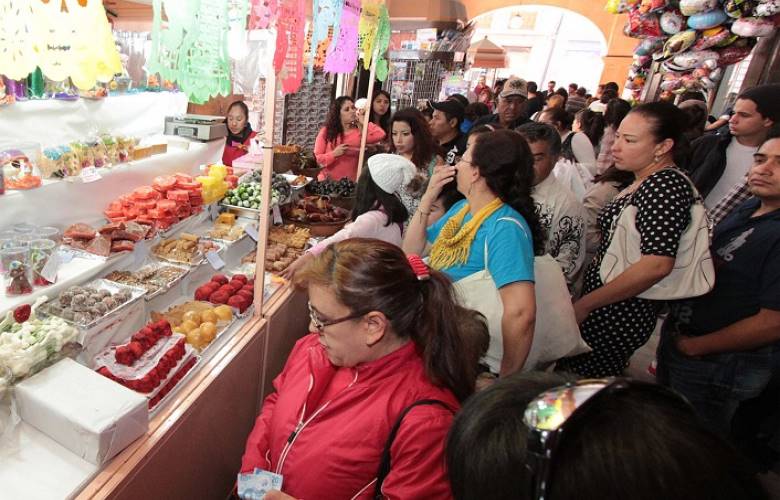 Visitan miles de toluqueños y toluqueñas el centro de Toluca por el alfeñique 2016