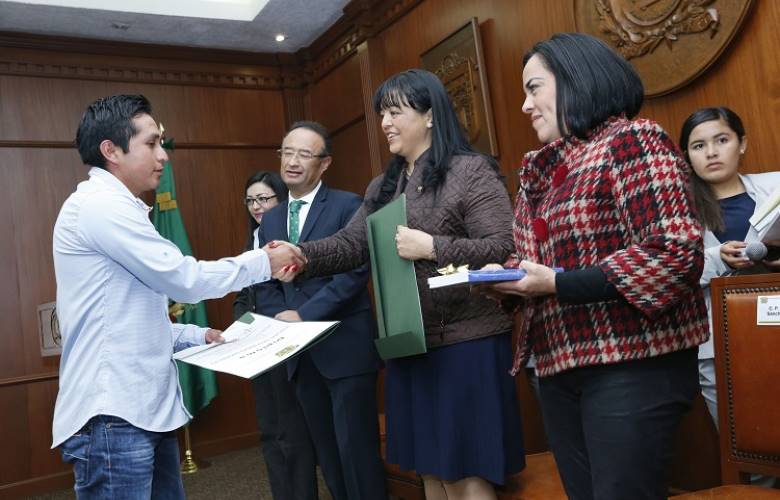 Inciden universitarios en comunidades que menos tienen y más requieren