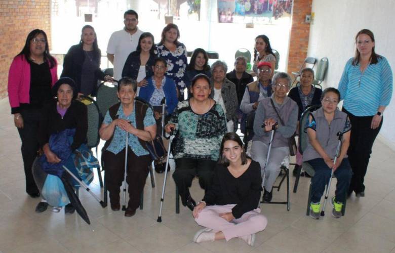 DIF Metepec entrega bastones a personas de la tercera edad