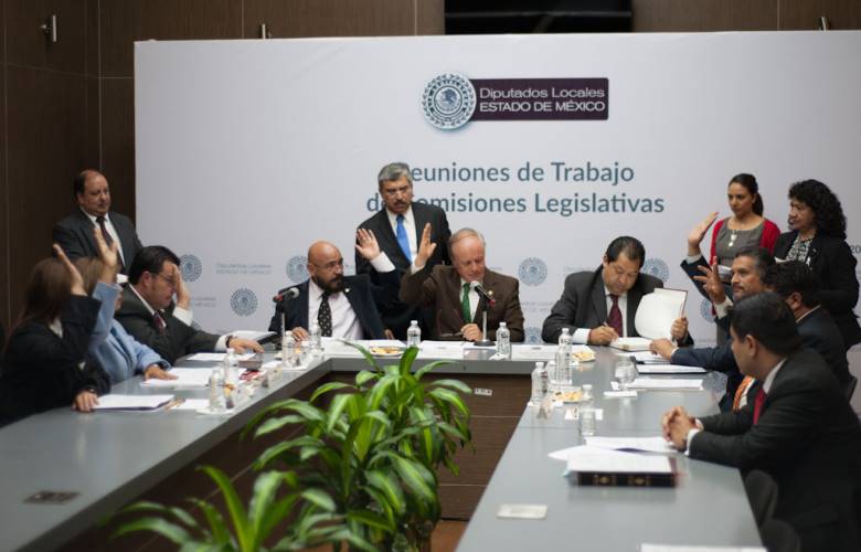 Otorgar concesiones de transporte público únicamente a sociedades  mercantiles mexicanas, aprueban comisiones