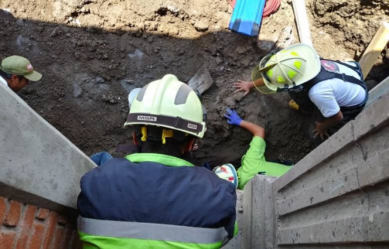 Rescata a hombre atrapado en derrumbe de vivienda