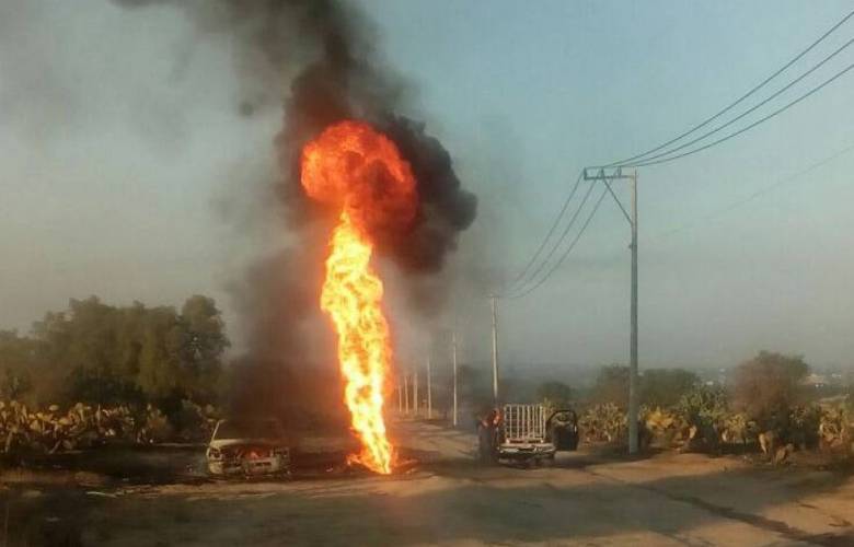 Controlan incendio de toma clandestina en Axapusco 