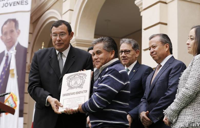 Alfredo Barrera llama a egresados a solidarizarse con UAEM