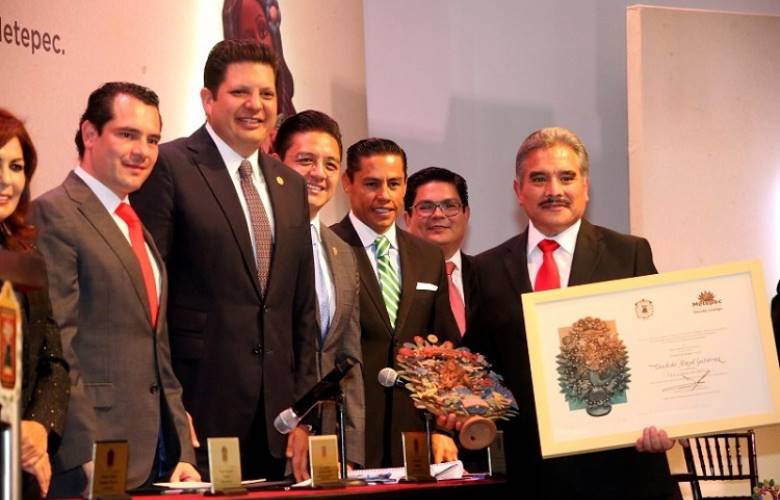 Reconoce gobierno de Metepec a ciudadanos ejemplares  con la entrega de presea