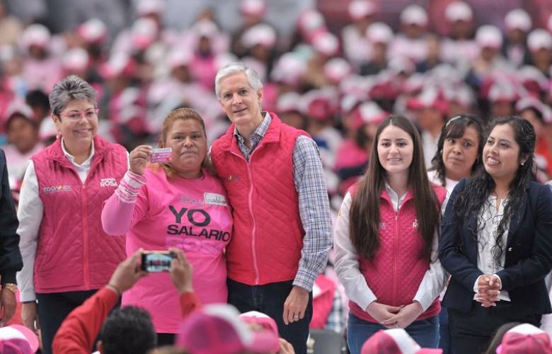 Reciben amas de casa de Chimalhuacán e Ixtapaluca tarjetas del programa Familias fuertes: Salario rosa, por reconocimiento a su esfuerzo en el hogar.