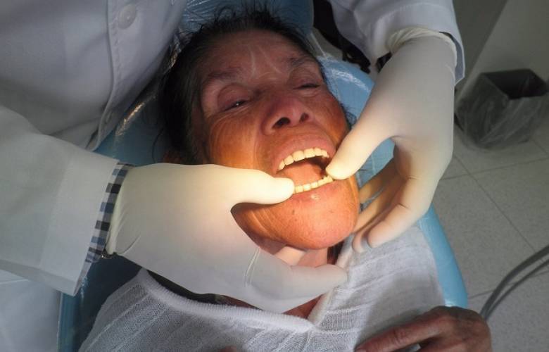 Otorga beneficencia pública del ISEM 480 prótesis dentales para adultos mayores
