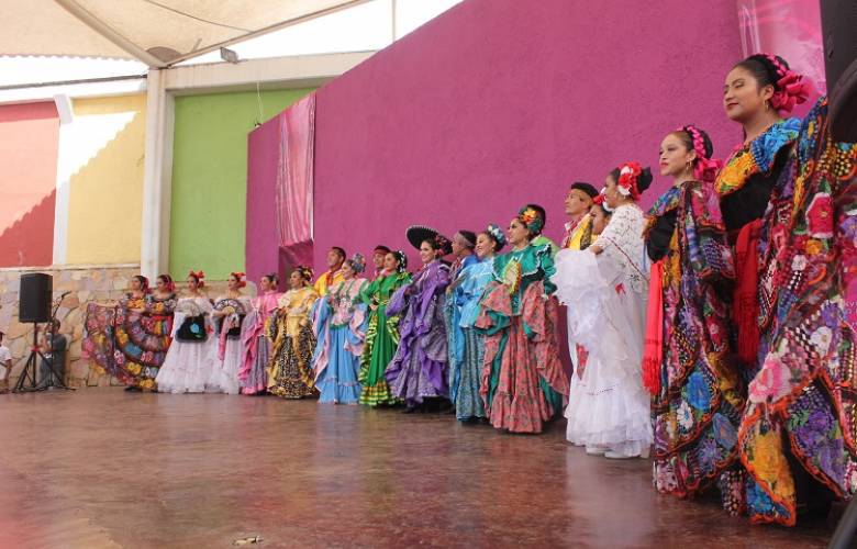 Se presenta ballet folclórico universitario en Quimera 2018