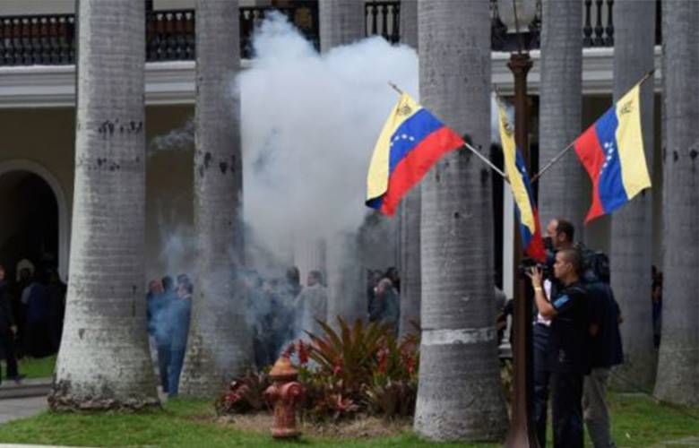 Tras horas encerrados, diputados logran salir del Parlamento venezolano
