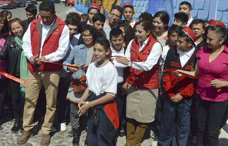 Colaboran fes y centro de atención múltiple en mural
