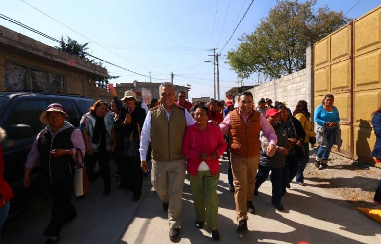 Con el apoyo de la población continúa la pavimentación de calles en Toluca