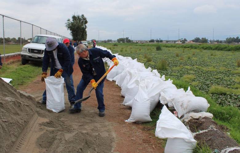 Colocan 10 mil costales de arena cerca del río Lerma para evitar inundaciones  