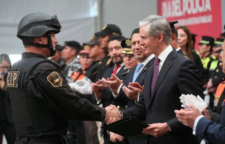 Ofrece Alfredo Del Mazo aumento salarial y mejores prestaciones a policía estatal