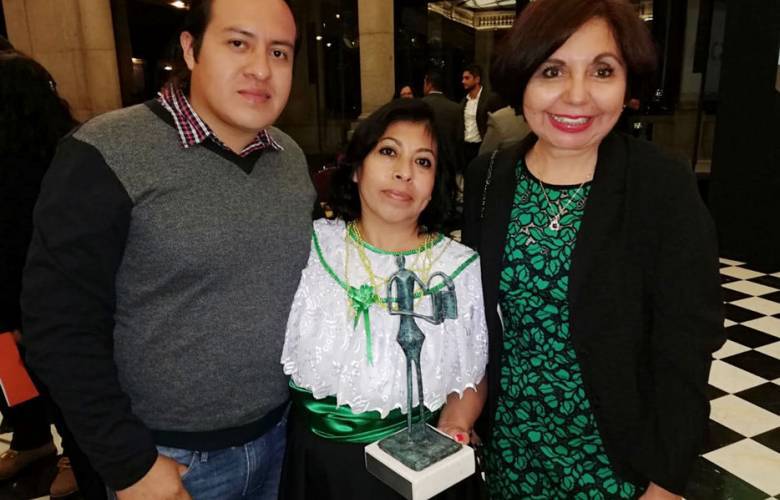Dan premio nacional a defensora cultural