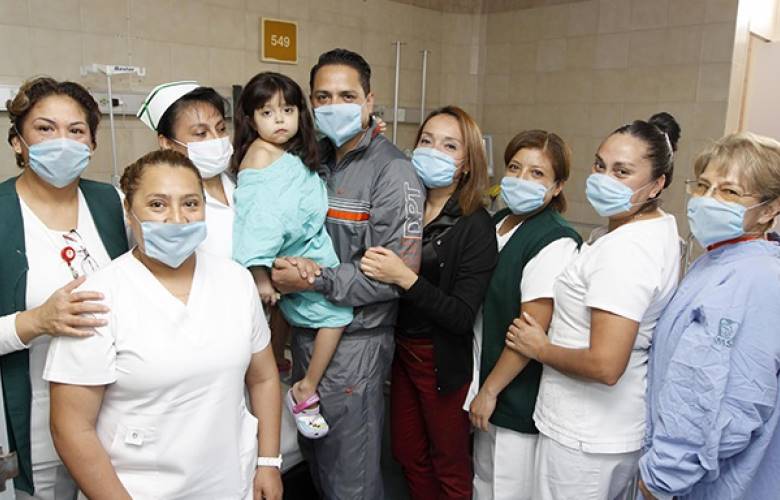 Imss estado de México poniente  entrega lazo rosa a club deportivo Toluca