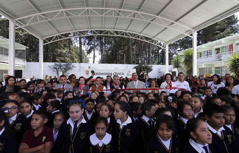 Entrega Fernando Zamora techumbres en beneficio de miles de estudiantes 