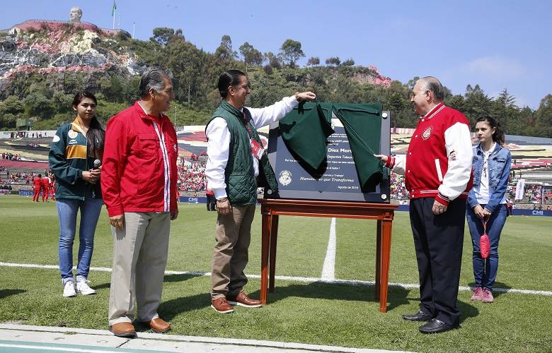 Reconocimiento al presidente del club deportivo Toluca por parte de la UAEM 