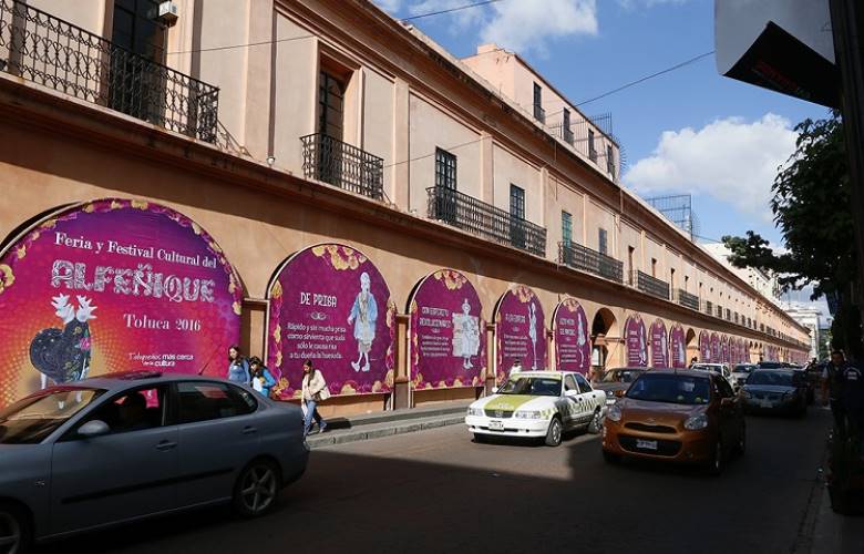 Invaden alfeñique, caricaturas de la huesuda y calaveras literarias a los portales de Toluca