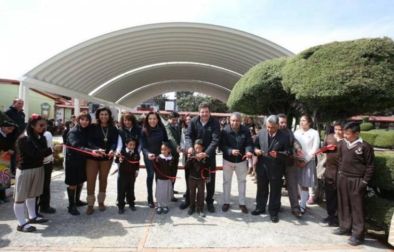 Padres de familia contentos con obras educativas en Metepec