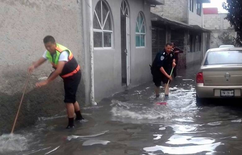 Continúan trabajos de limpieza y desazolve en comunidades de Toluca afectadas por la lluvia