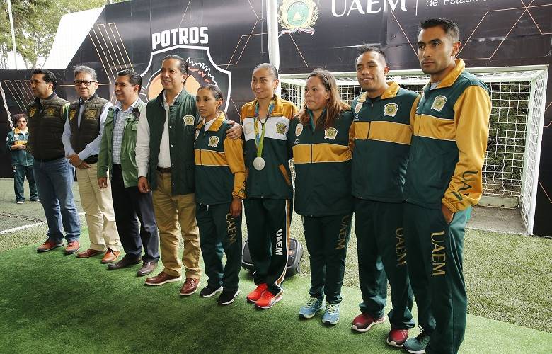 Jorge olvera cumple y entrega auto a lupita gonzález