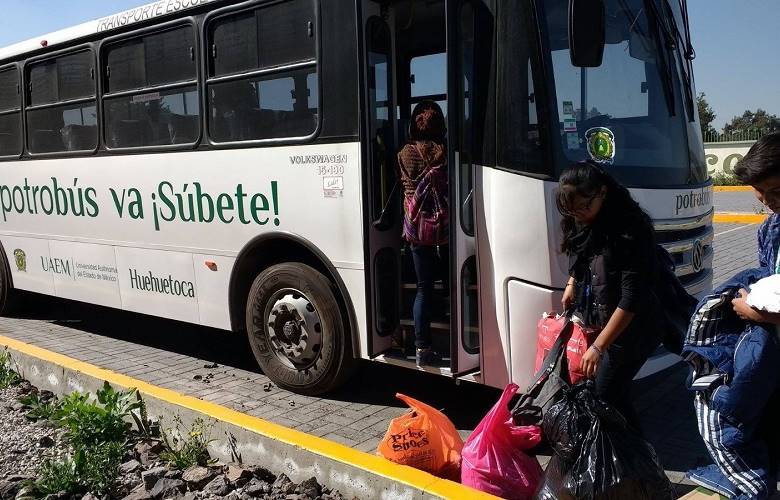 Universitarios entregan colecta a casa del migrante de huehuetoca