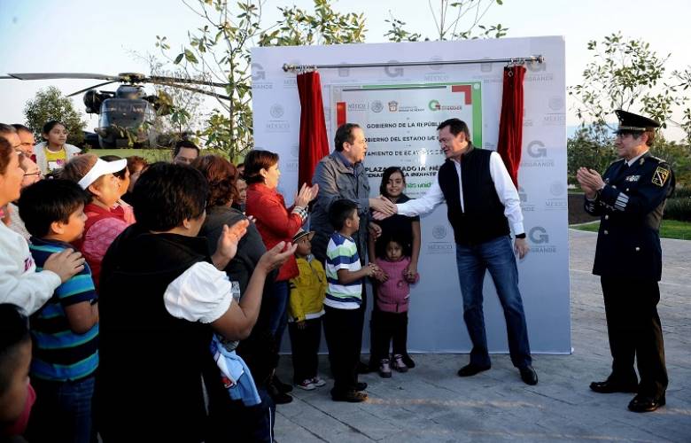 Inauguran miguel ángel osorio y eruviel ávila en Ecatepec plaza estado de México en honor al centenario de la industria militar