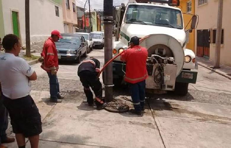 Continúan trabajos de desazolve en cauces de agua de Toluca