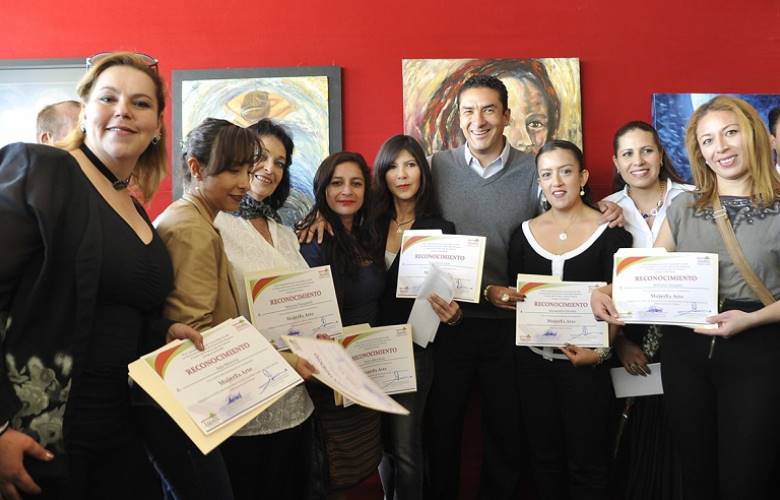 Reconocen talento de jóvenes pintoras en exposición de pintura 