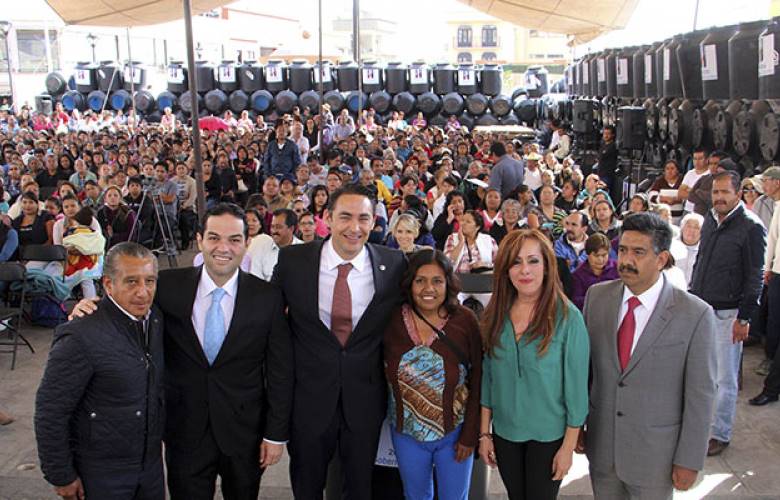Entregan tinacos en Huixquilucan
