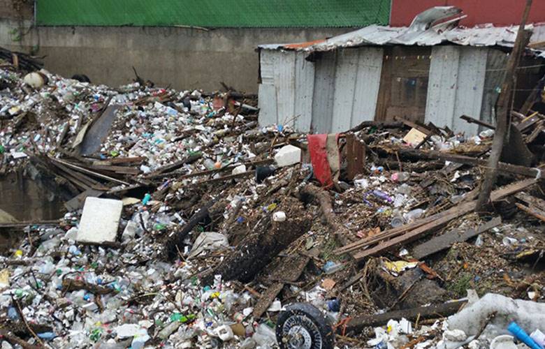 Cuerpos de emergencia de Huixquilucan atienden a  los afectados por desbordamiento de arroyo
