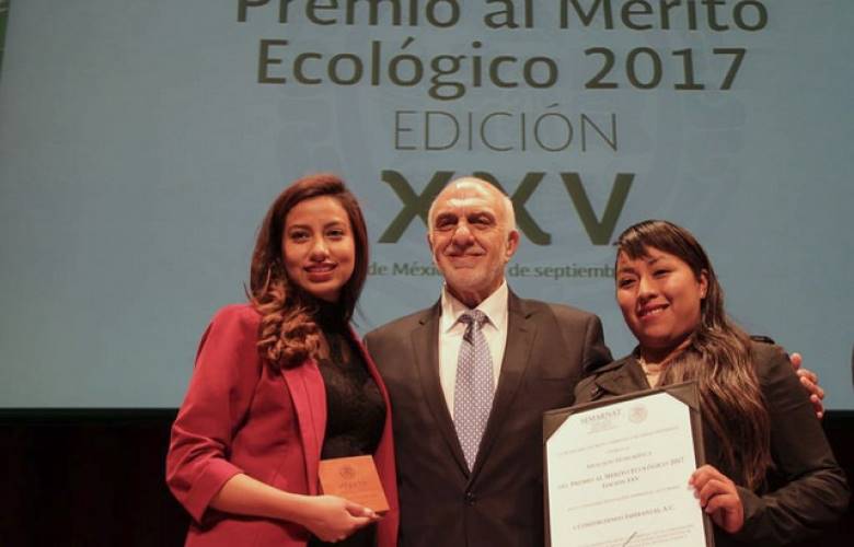 Reciben ciudadanos reconocimiento por su compromiso con el medio ambiente