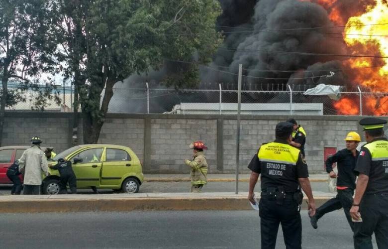 Controlan incendio en fábrica de Tultitlán