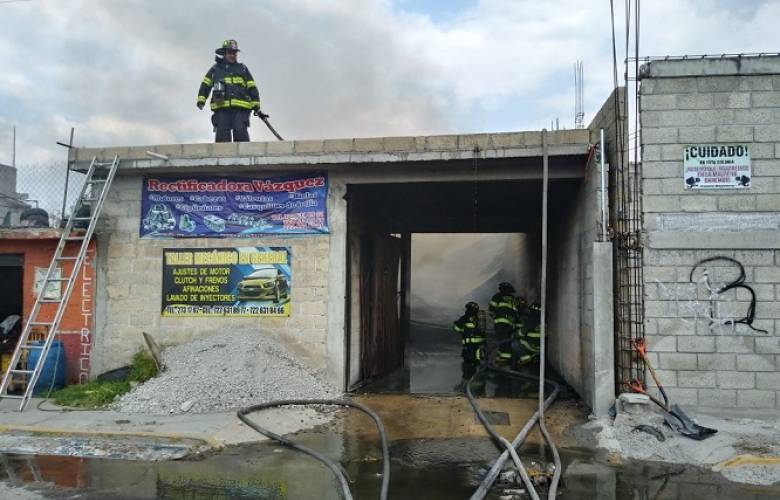 Sofocan bomberos de Toluca incendio al interior de establecimiento en San Pedro Totoltepec