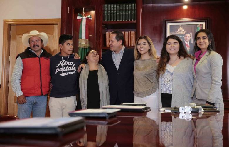 Brinda Eruviel Ávila apoyos educativos, de vivienda y empleo a familia de migrante mexiquense que fue deportada de EEUU