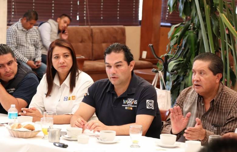 Se reúne Enrique Vargas con transportistas 