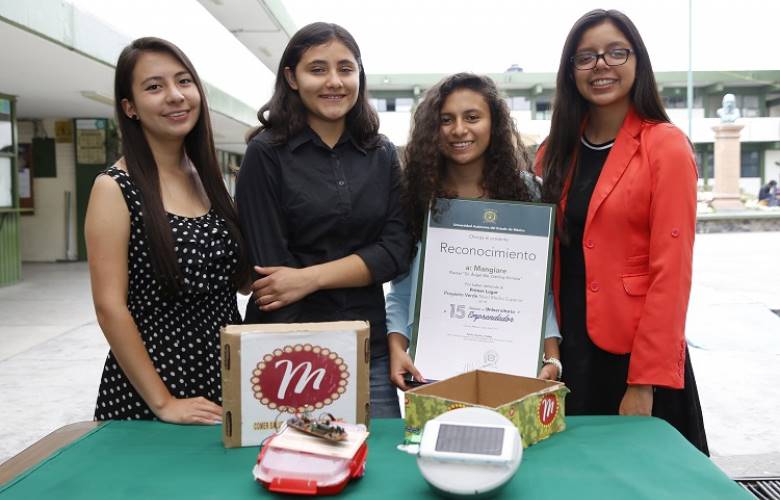 Universitarias desarrollaron recipiente  para calentar alimentos con energía solar