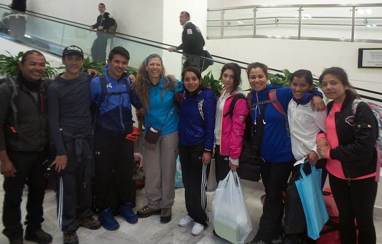 Emocionados, regresan de la antártica estudiantes de Izcalli