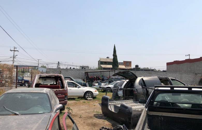En Tultitlán aseguran 30 vehículos y detienen a dos personas