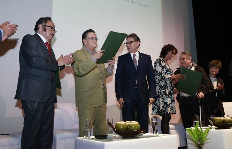 En el marco del aniversario de Compañía Universitaria de Teatro, UAEM rindió homenaje a Carlos Olvera