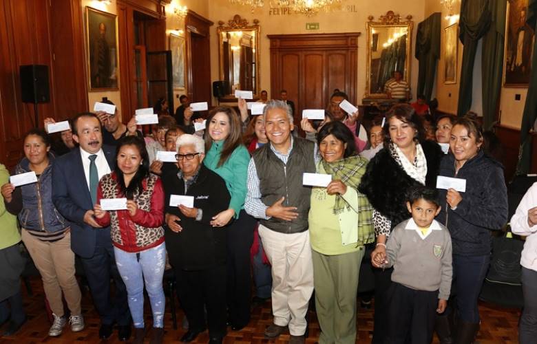 Mujeres emprendedoras de Toluca recibieron microcréditos a la palabra