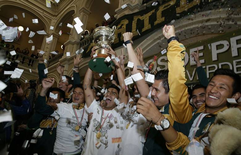 Potros recibe trofeo de campeón