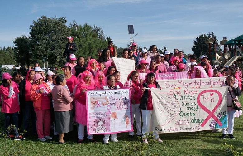 Realizan caminata para concientizar acerca del cáncer de mama
