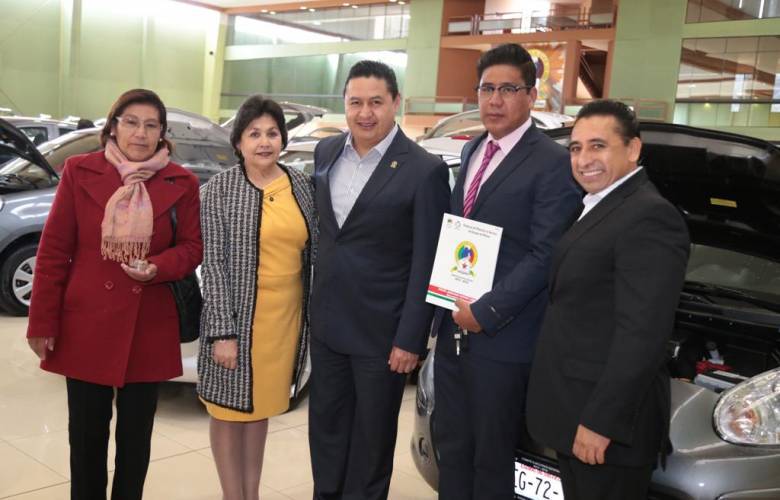 Reconoce SMSEM a 142 maestros con un auto nuevo