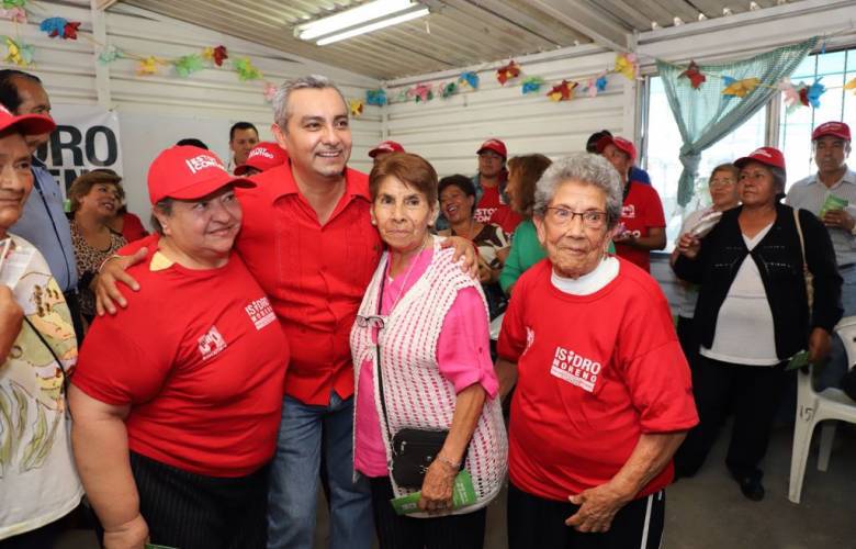 Ofrece Isidro Moreno becas y créditos para autoempleo a mujeres
