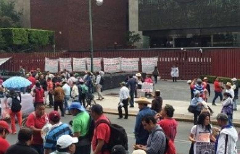 Diputados suspenden sesión por bloqueos de la CNTE